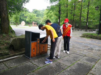 海口三亚岛旅游区特勤队副队长刘佳楠规劝游客文明出行